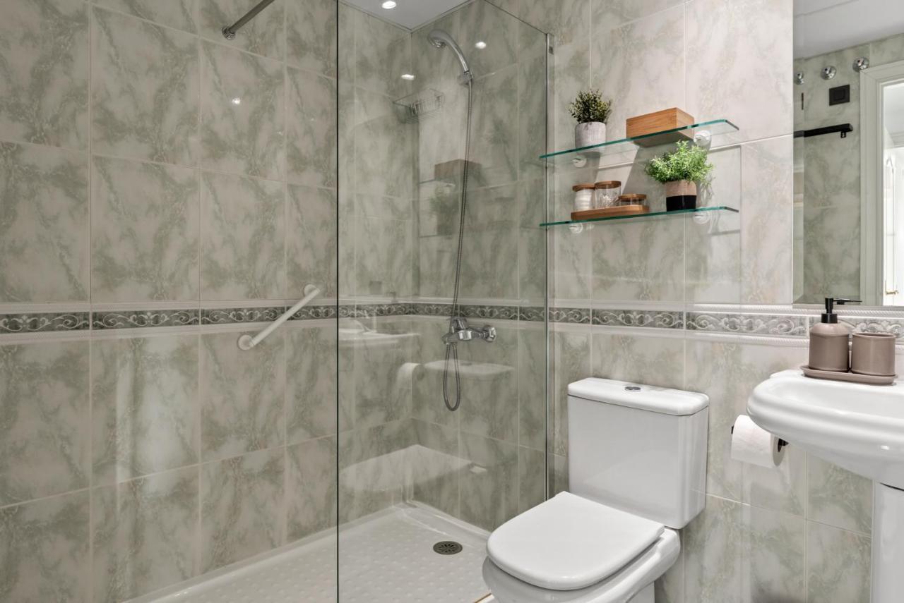 Modern Apartment - 2 Bedrooms, Beachside - Puerto Banus Marbella Exterior foto