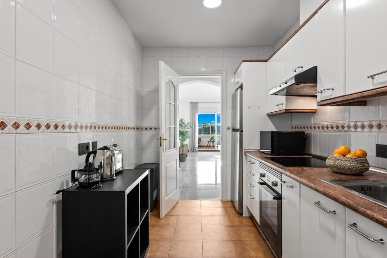 Modern Apartment - 2 Bedrooms, Beachside - Puerto Banus Marbella Exterior foto