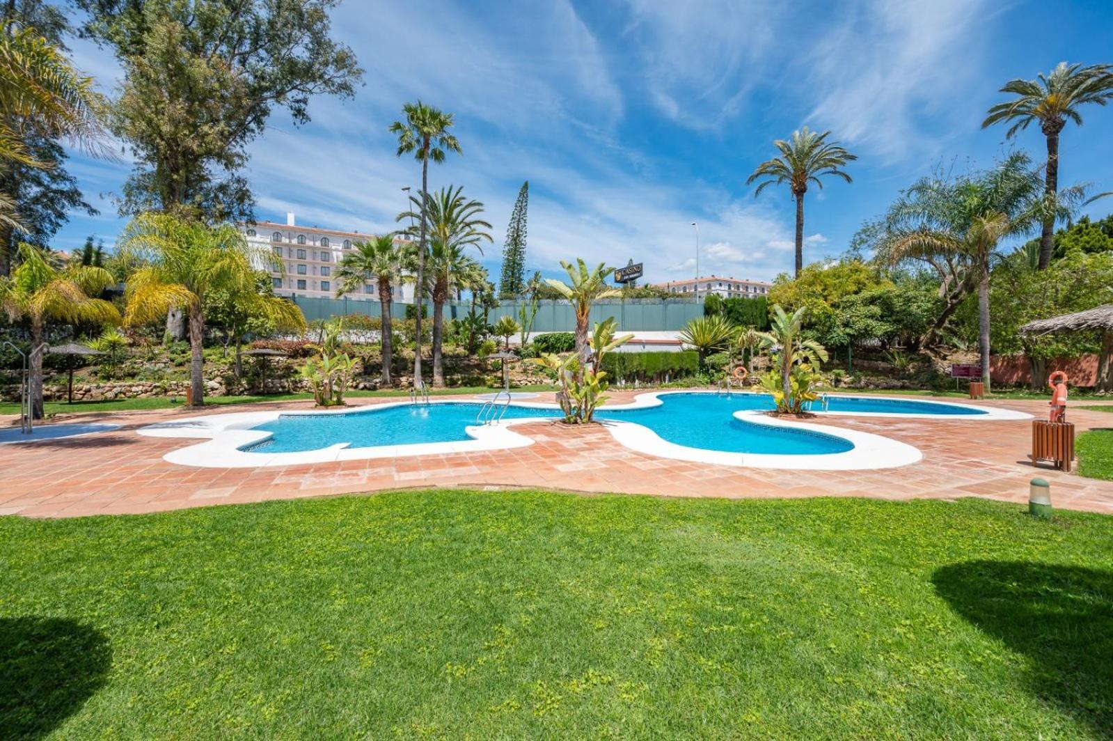 Modern Apartment - 2 Bedrooms, Beachside - Puerto Banus Marbella Exterior foto